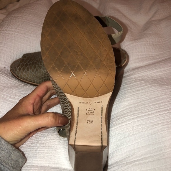 Donald J Pliner 'Khloe' Gold Snake Skin Heels - Picture 6 of 6